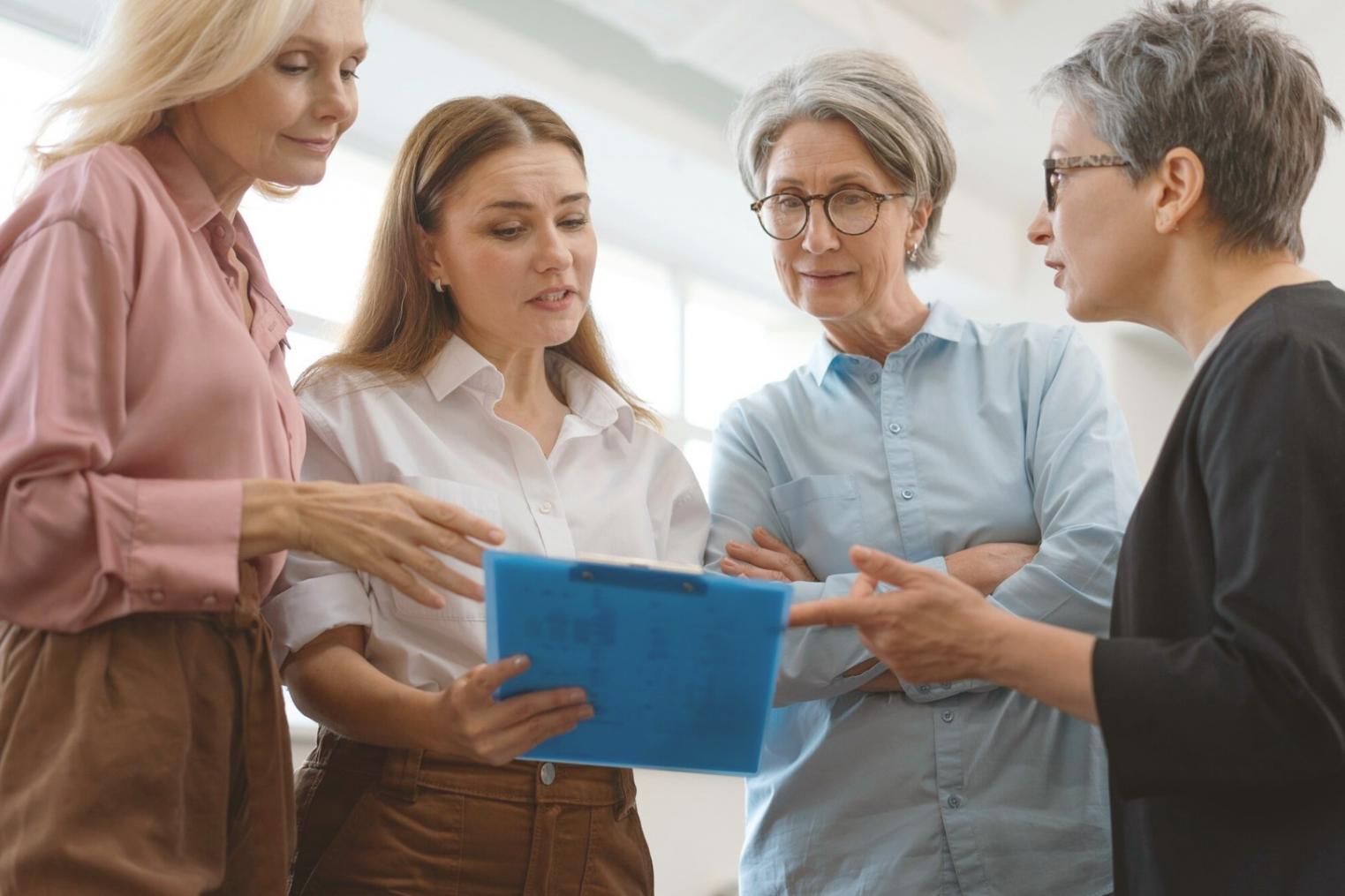 Équipe collaborative travaillant ensemble sur un projet de formation